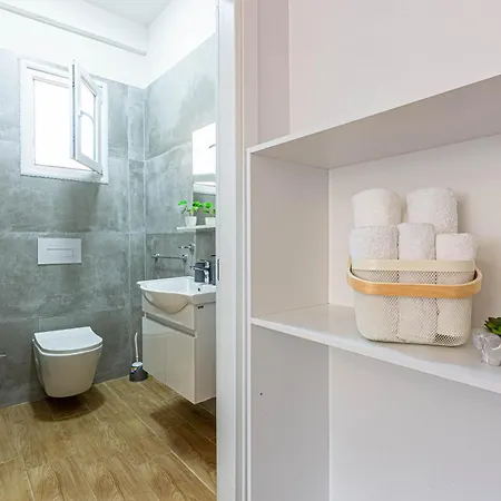 Appartamento Lian 4 - Classic Triple --- Brand New - Lungomare 3 Min Walk